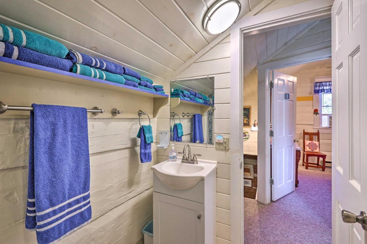 Riverfront Idyllic Lansing Home With Porch! Exteriér fotografie