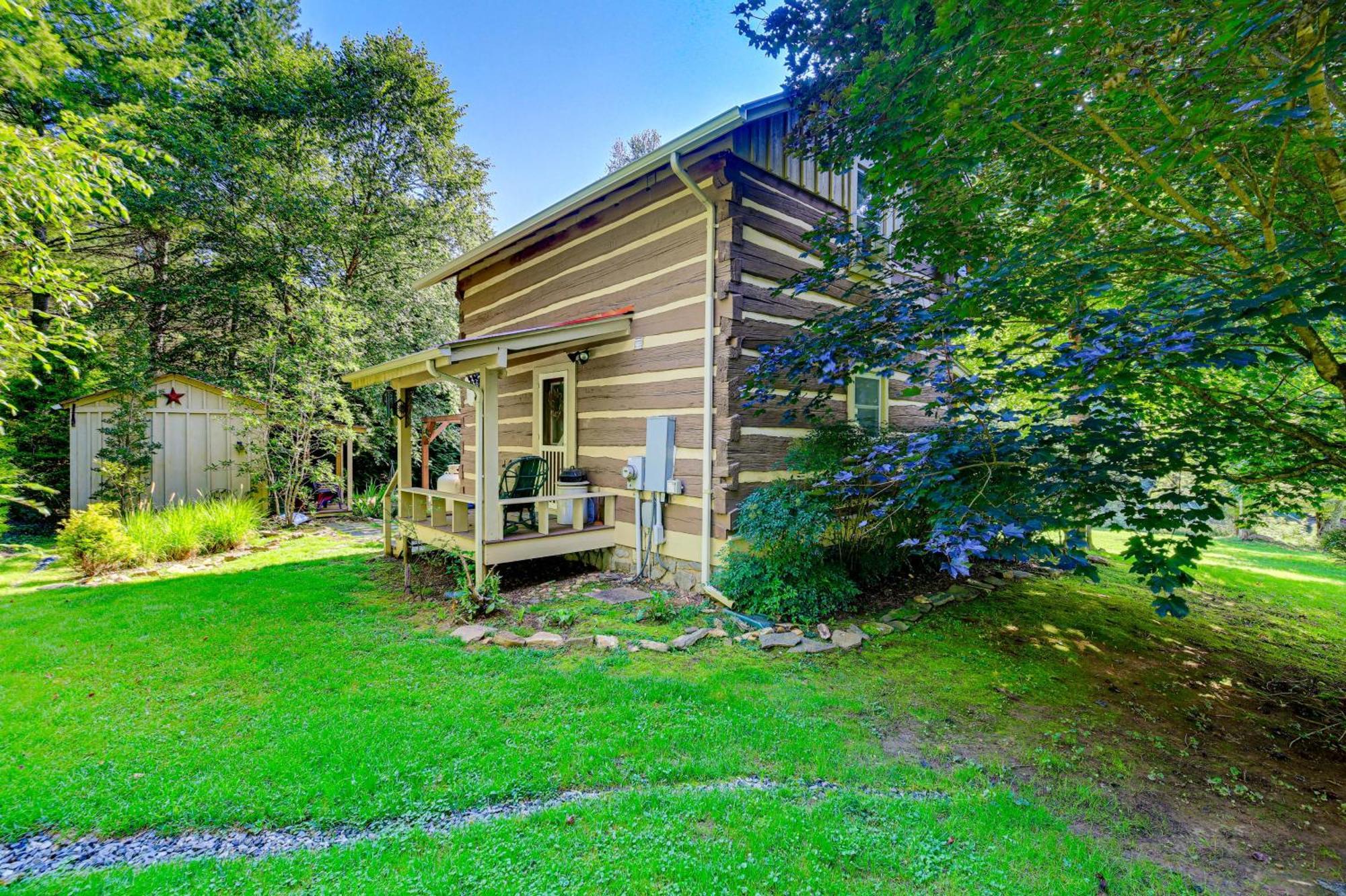 Riverfront Idyllic Lansing Home With Porch! Exteriér fotografie