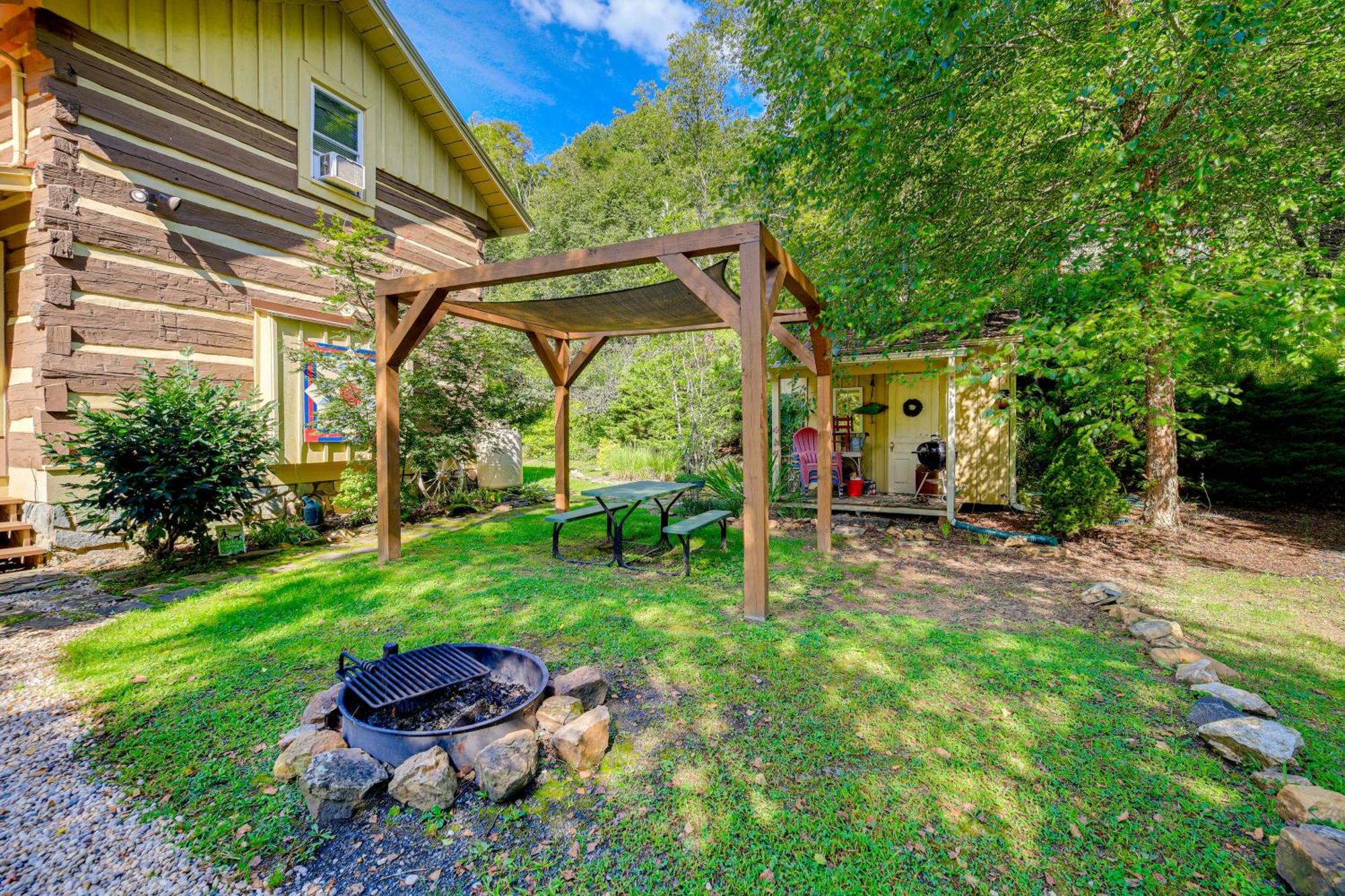Riverfront Idyllic Lansing Home With Porch! Exteriér fotografie