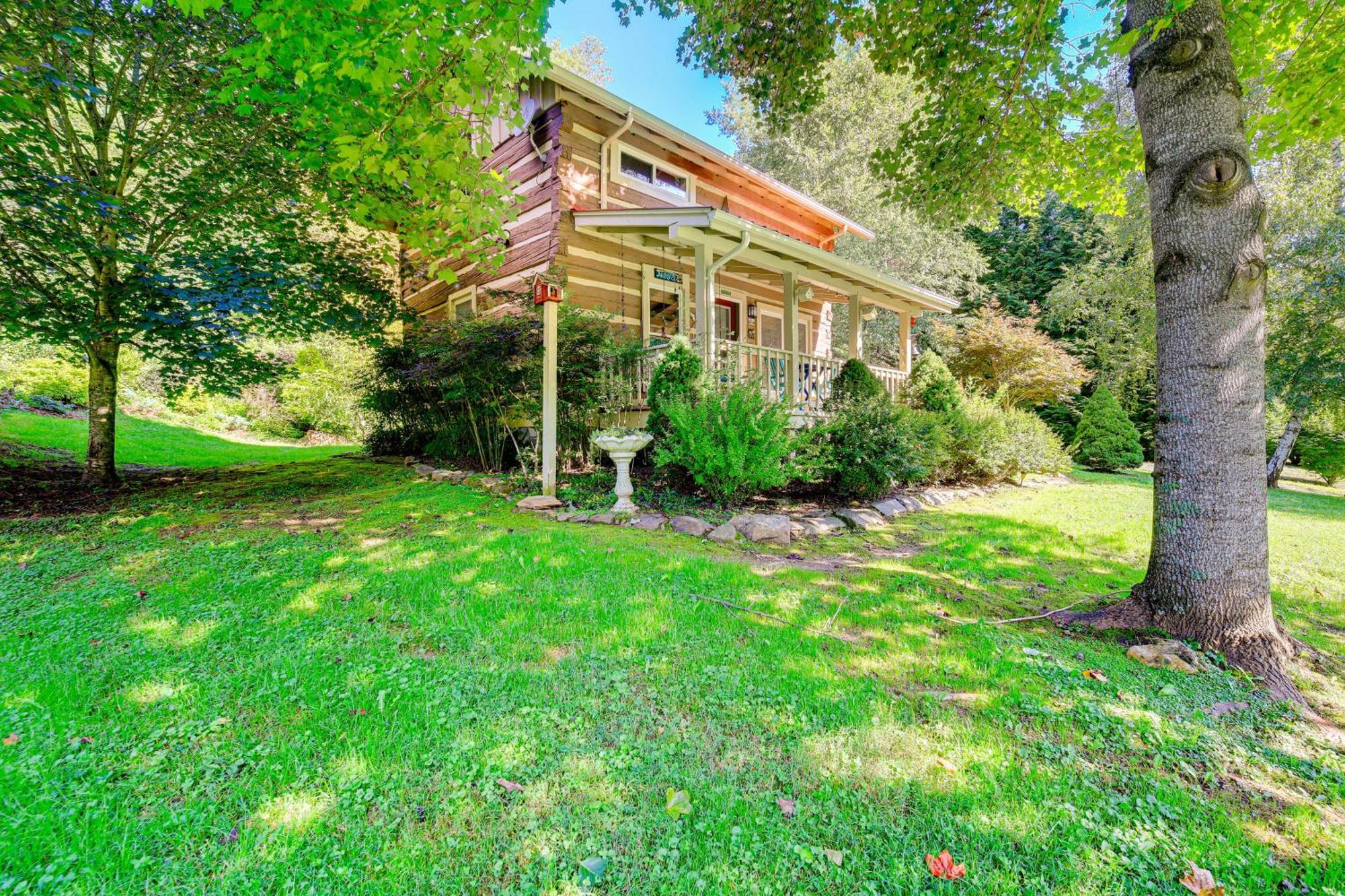 Riverfront Idyllic Lansing Home With Porch! Exteriér fotografie