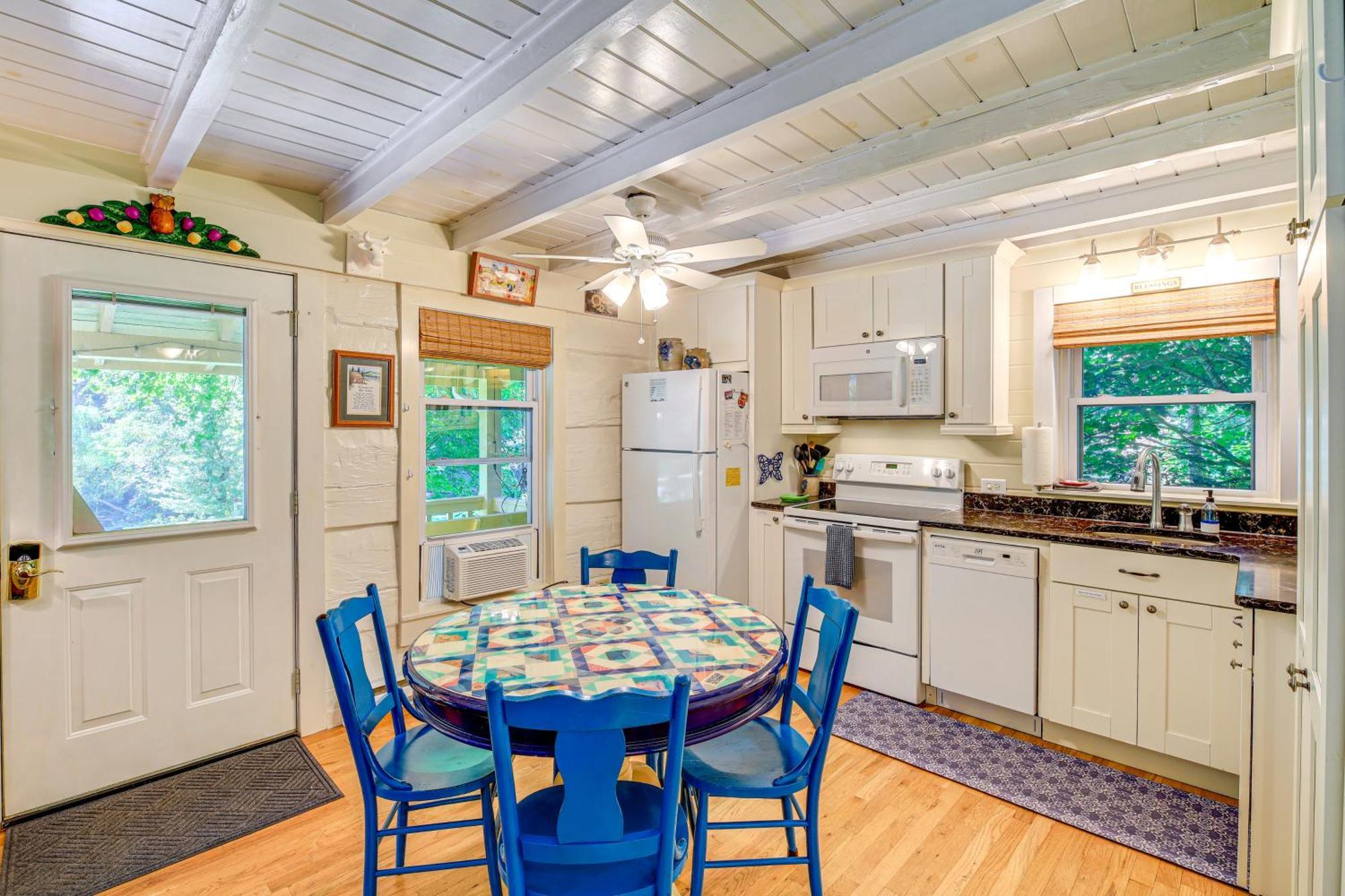 Riverfront Idyllic Lansing Home With Porch! Exteriér fotografie