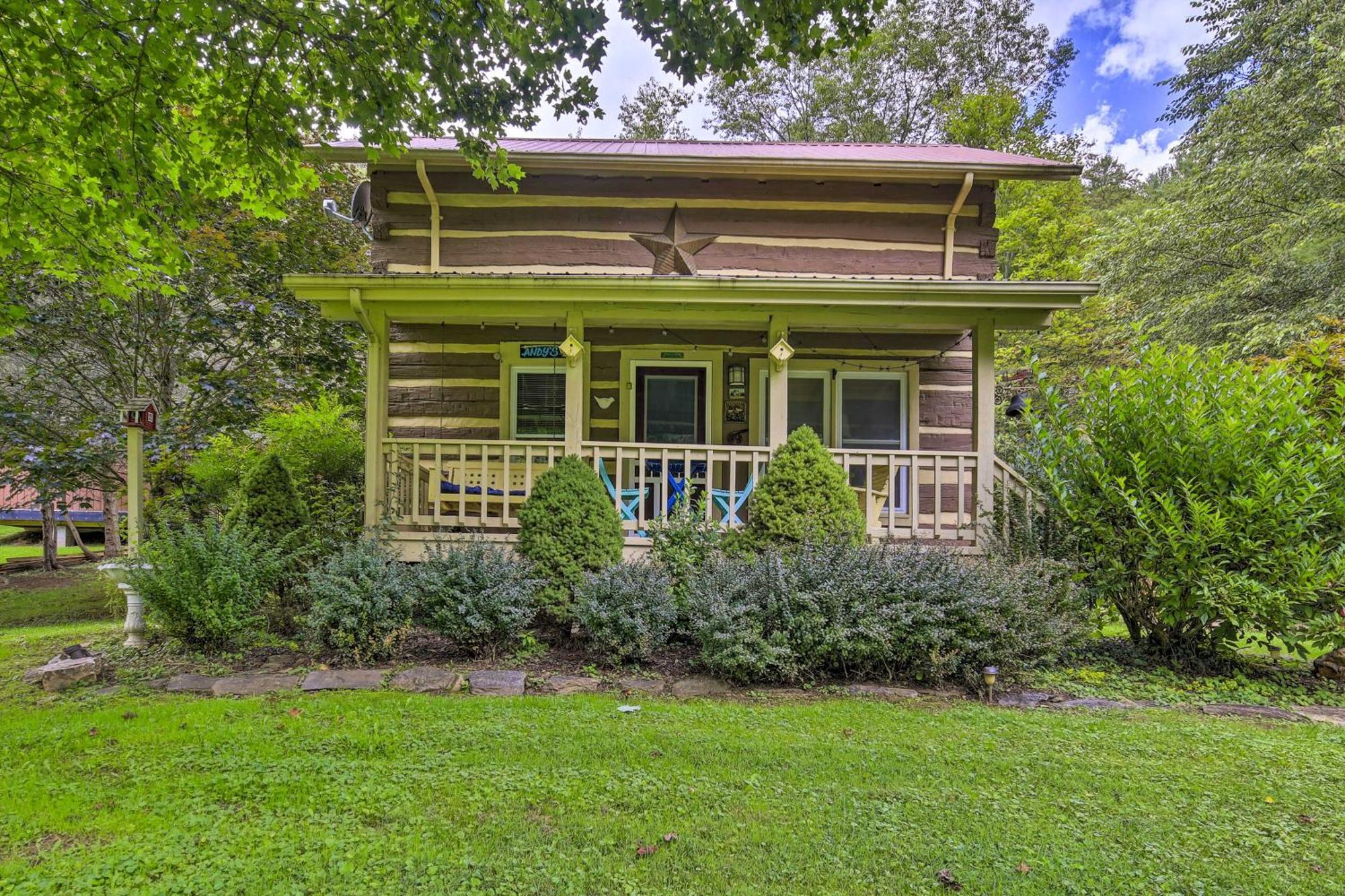 Riverfront Idyllic Lansing Home With Porch! Exteriér fotografie